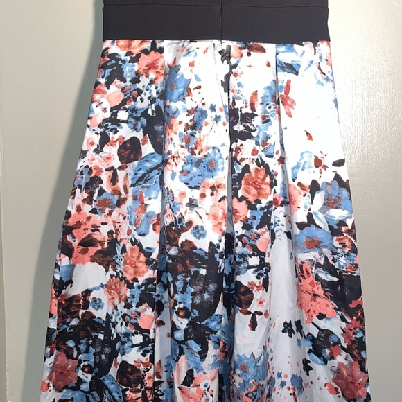 Preloved R&M Collection Evening Maxi Dress with a Lovely Abstract Floral Pattern - Picture 6 of 7